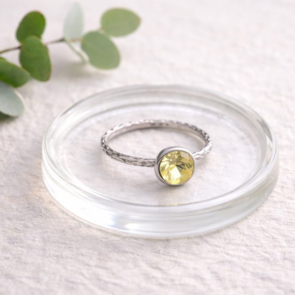 Vintage Jewelry - Silver-Tone Hammered Band Ring w/ Yellow-Green Crystal Rhinestone – Size 8